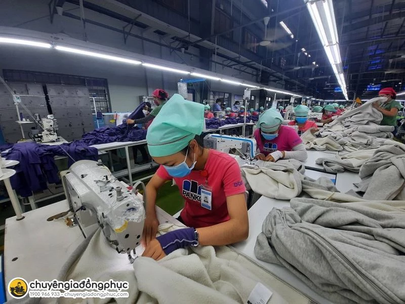 Đặt số lượng áo thun công nhân như thế nào? Có nên đặt đủ hay dư số lượng?