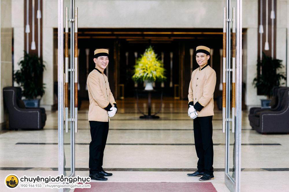 Đồng phục nhân viên mở cửa khách sạn