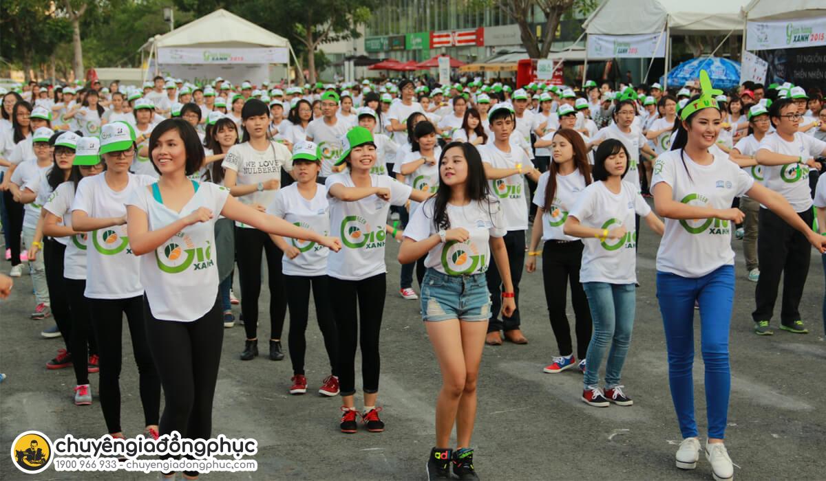 Áo quảng cáo giúp họ gắn bó, đoàn kết hợp trong công việc và xóa bỏ khoảng cách nhân viên mới, nhân viên cũ