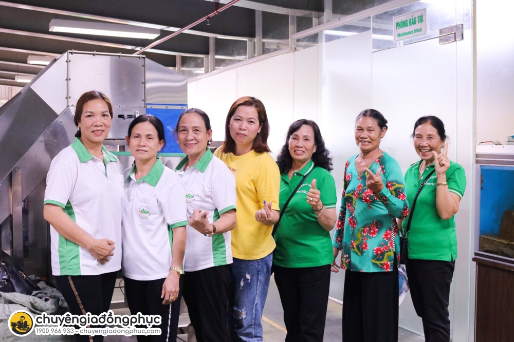 Áo thun quà tặng thường được may từ chất liệu cotton mềm mại tạo cảm giác thoáng mái