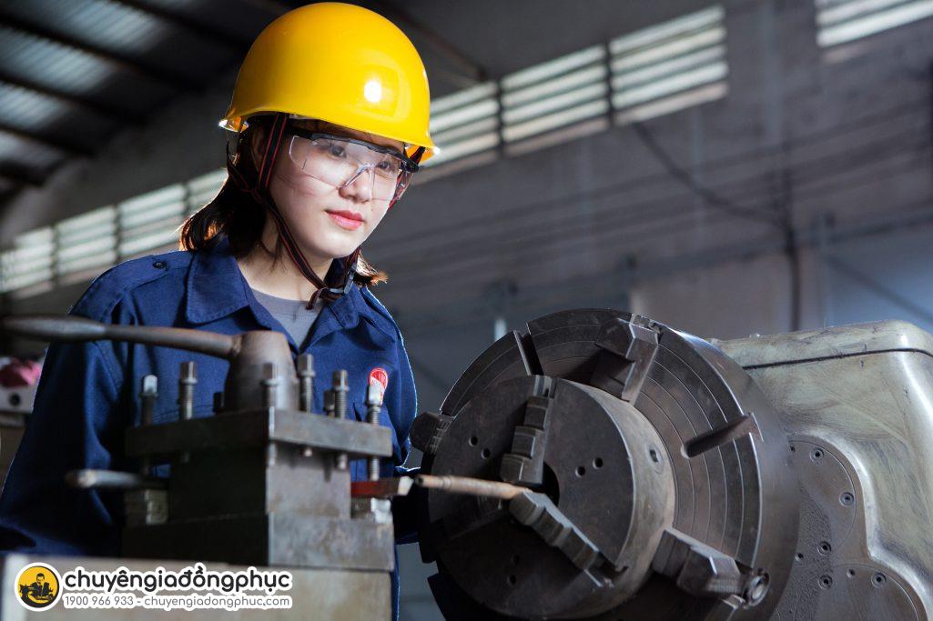 Đồng phục công nhân giúp tránh những tác nhân gây hại cho sức khỏe người mặc