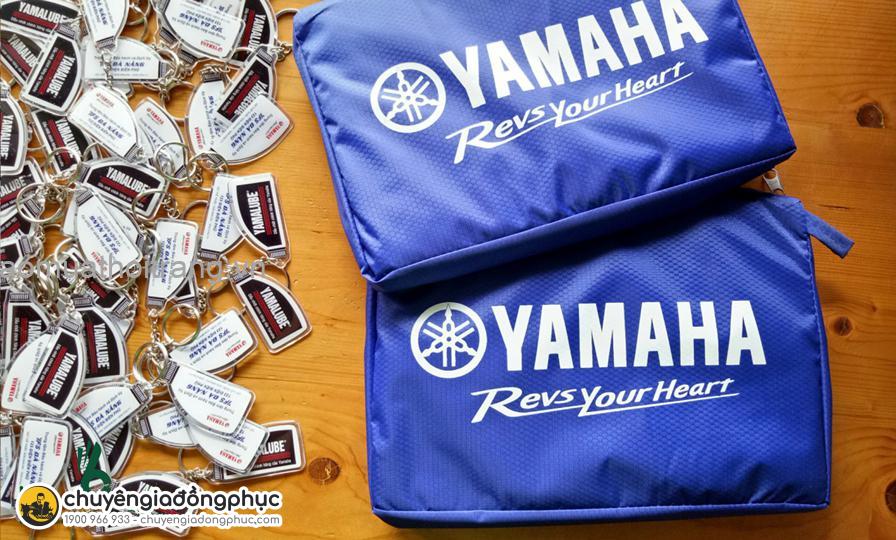 Móc khóa, áo mưa,... là quà tặng doanh nghiệp phổ biến