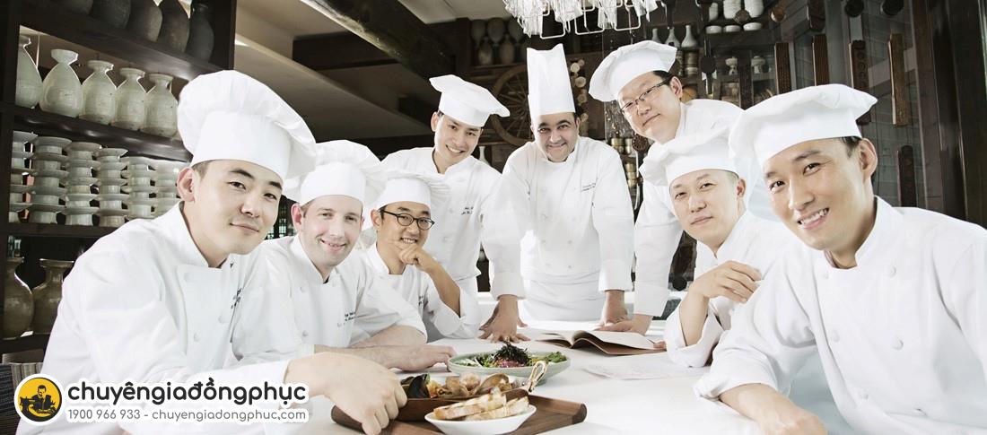 Mẫu đồng phục nhà bếp trắng tinh khôi