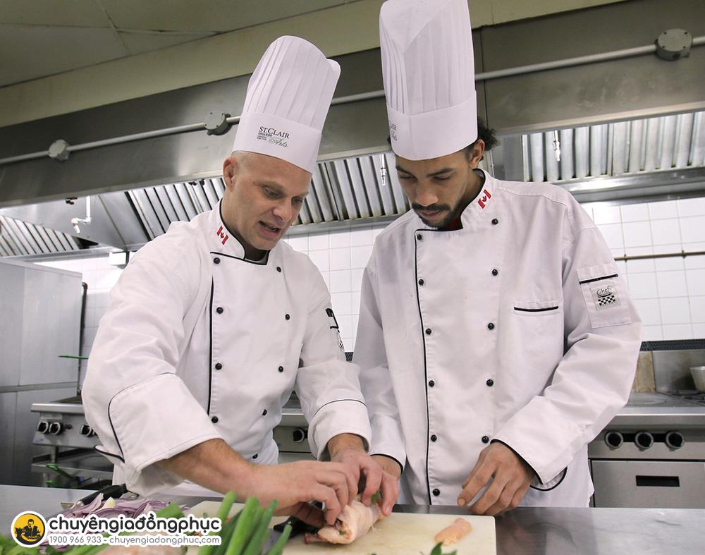 Đồng phục bếp còn là dấu hiệu nhận biết cấp bậc, chức vụ
