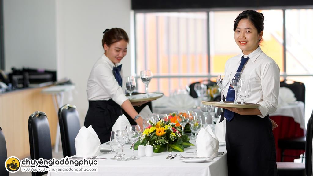 Kiểu dáng thiết kế đồng phục nhà hàng cần ấn tượng, thu hút, đặc trưng riêng